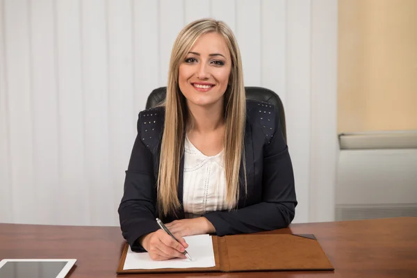 Donna d'affari seduta alla scrivania dell'ufficio che firma un contratto — Foto Stock