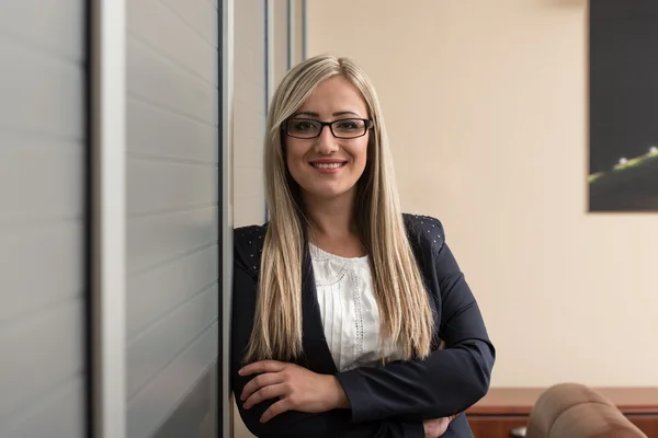 Retrato de jovem empresária — Fotografia de Stock