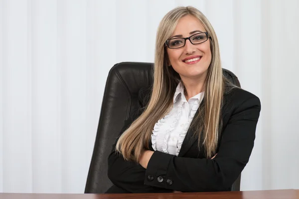 Glad affärskvinna på kontoret — Stockfoto