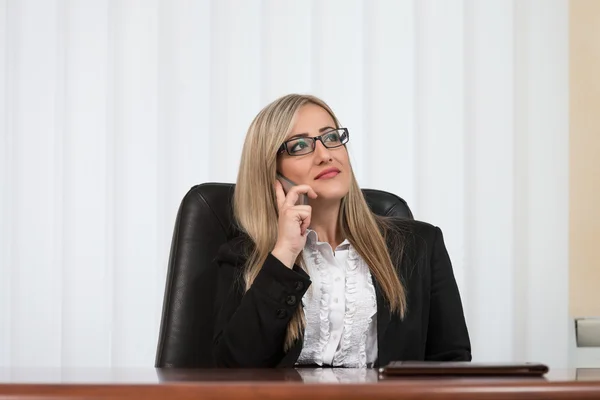 Ofis telefonu konuşurken iş kadını — Stok fotoğraf