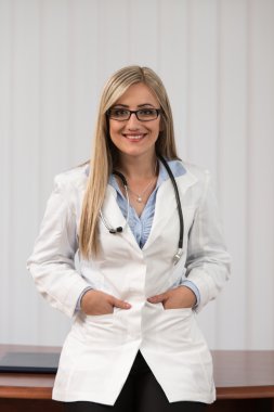 Gülümseyen Doktor