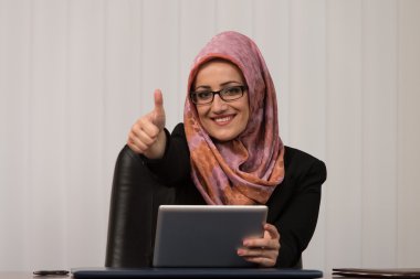 Müslüman işkadını Thombs yukarıya ile çıkıldı