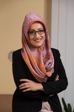 Ofiste mutlu Müslüman işkadını