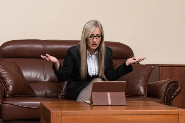 Ung affärskvinna med Stress på kontoret — Stockfoto