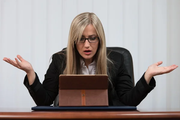 Ung affärskvinna stressande på kontoret — Stockfoto
