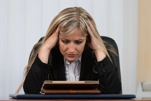 Jonge zakenvrouw stressvolle In het kantoor — Stockfoto