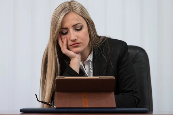 Porträtt av en orolig och stressad affärskvinna — Stockfoto