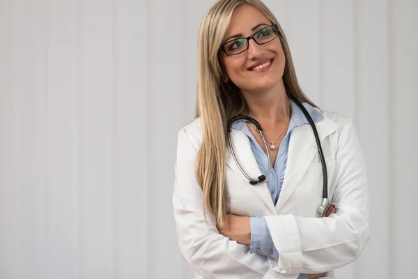 Retrato de um trabalhador médico com atitude positiva — Fotografia de Stock