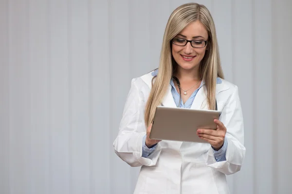 Jeune médecin travaillant sur le pavé tactile au bureau — Photo