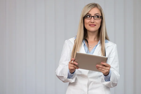 Ritratto di un operaio medico con atteggiamento positivo — Foto Stock