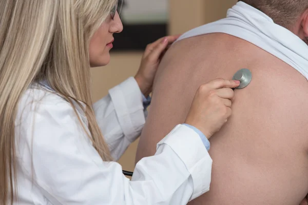 À l'écoute du patient avec stéthoscope — Photo