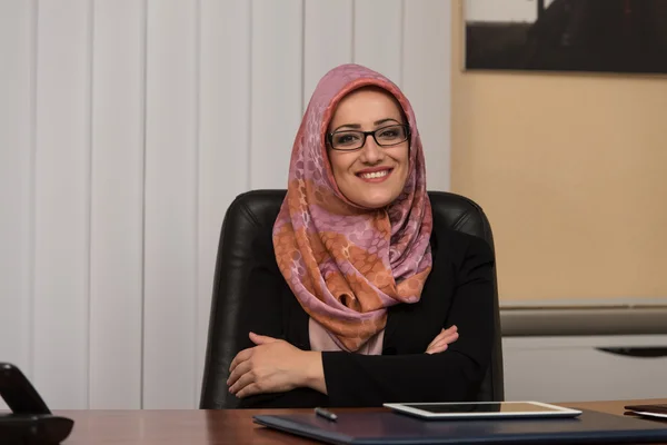 Szczęśliwa kobieta muzułmańskich w biurze — Zdjęcie stockowe