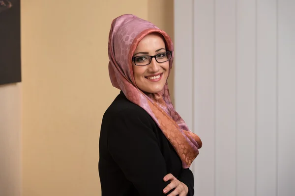 Szczęśliwa kobieta muzułmańskich w biurze — Zdjęcie stockowe