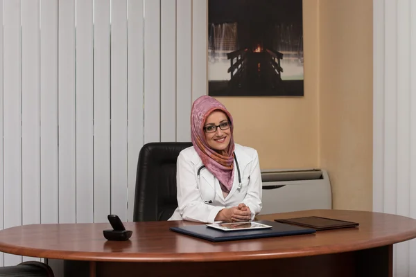 Muslim Woman Doctor Having Short Break — Stock Photo, Image