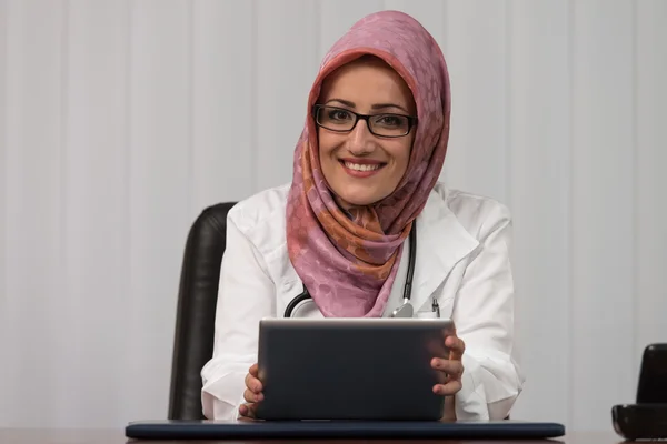 Médico muçulmano trabalhando no Touchpad no escritório — Fotografia de Stock
