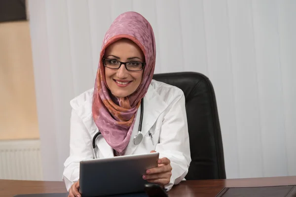 Moslim arts bezig met Touchpad In Office — Stockfoto