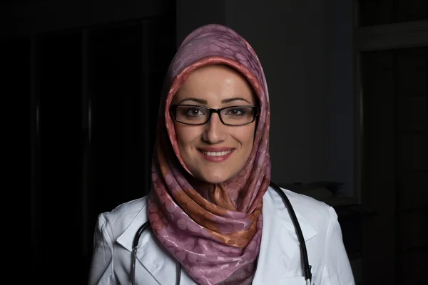 Uśmiechający się muzułmańskich lekarz — Zdjęcie stockowe