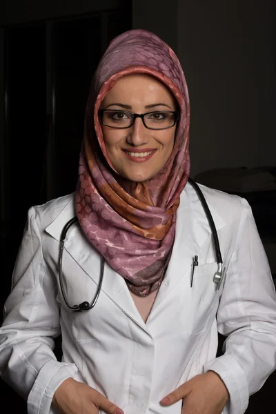 Uśmiechający się muzułmańskich lekarz — Zdjęcie stockowe