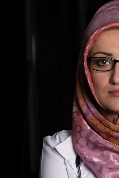 Portre yüz Müslüman Doctor yardımıyla yarısı — Stok fotoğraf