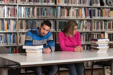 Karışık erkek öğrenci için sınav çok kitap okuma