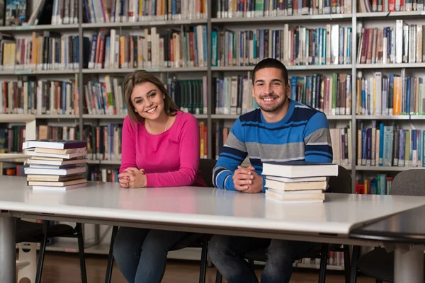 Un paio di studenti in biblioteca — Foto Stock