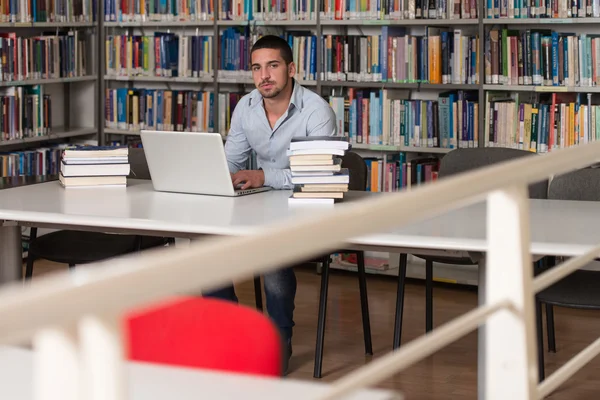 Gelukkig mannelijke Student met Laptop In bibliotheek — Stockfoto