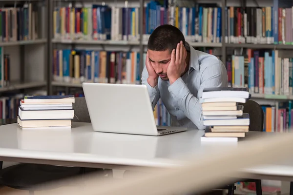 Estudante universitário masculino estressado sobre sua lição de casa — Fotografia de Stock