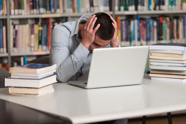 Mužský College Student zdůraznit, o jeho domácí úkol — Stock fotografie