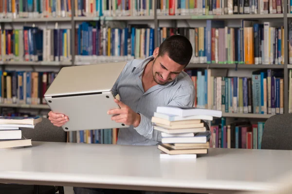 Studente arrabbiato vuole rompere il suo computer portatile — Foto Stock