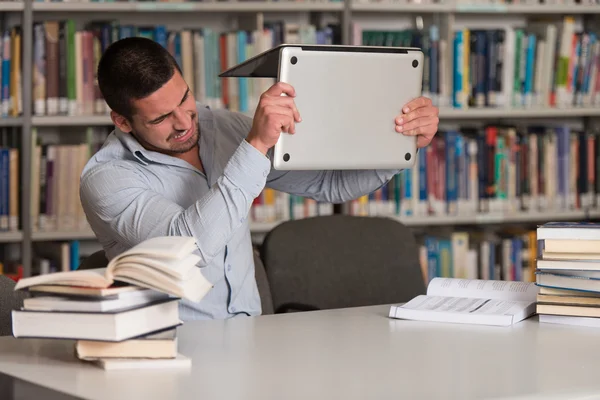 Étudiant en colère veut briser son ordinateur portable — Photo