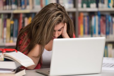Ödevini hakkında vurguladı erkek üniversite öğrencisi