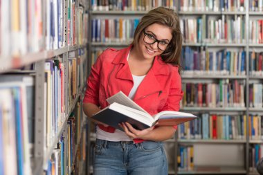 Bayan Üniversite öğrenci kitaplığı