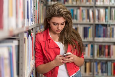 Cep telefonunda yazarak erkek üniversite öğrencisi