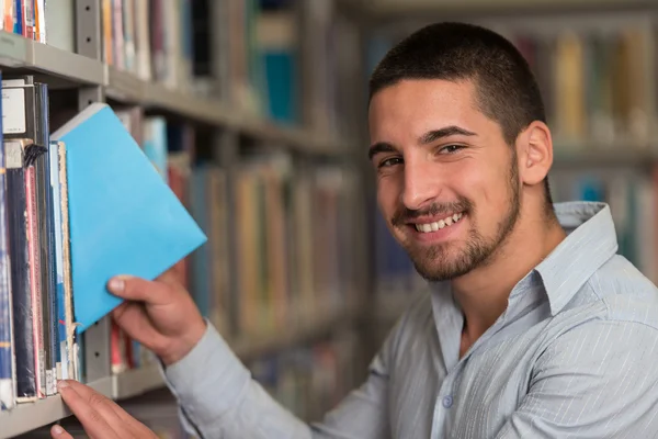 Студент мужского колледжа в библиотеке — стоковое фото