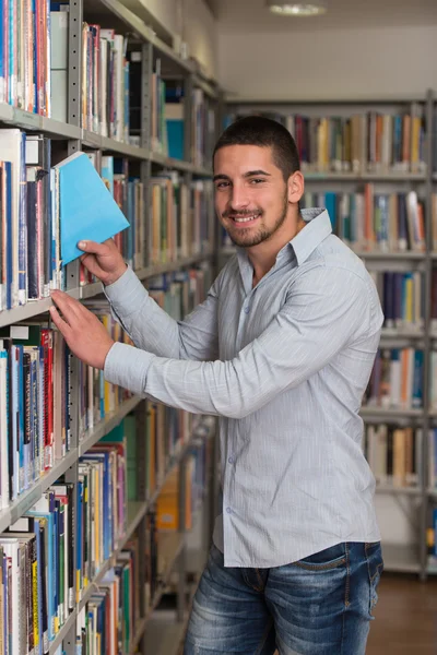 Портрет студента в библиотеке — стоковое фото