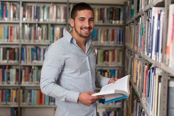 Studentka college'u mężczyzna w bibliotece — Zdjęcie stockowe