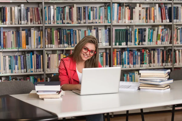 Gelukkig vrouwelijke Student met Laptop In bibliotheek — Stockfoto