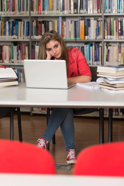 Žena vysokoškolský Student zdůraznit, o její domácí úkoly — Stock fotografie