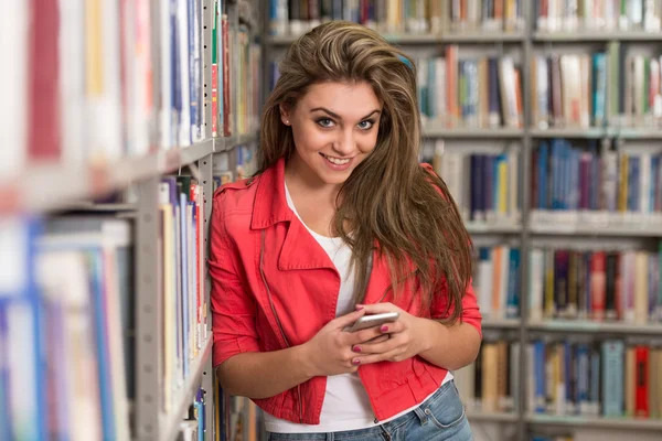 Kobieta College Student wpisując na telefon komórkowy — Zdjęcie stockowe