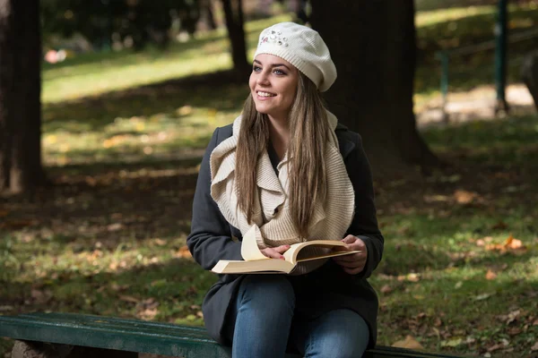 Güzel genç kız parkta bir kitap okuma — Stok fotoğraf