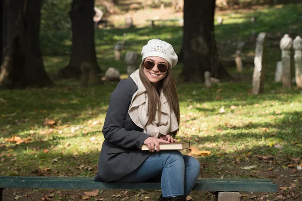 Atractiva mujer lee el libro en el bosque de otoño —  Fotos de Stock