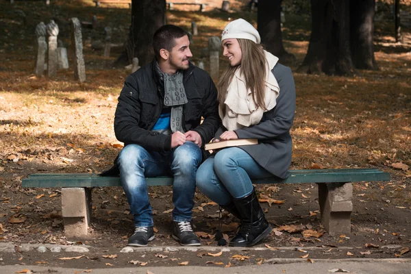 Casal lendo um livro — Fotografia de Stock