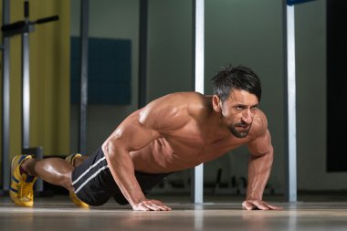 genç adam push up egzersiz