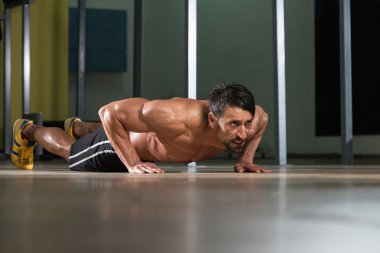 şınav pozisyonu daha düşük.