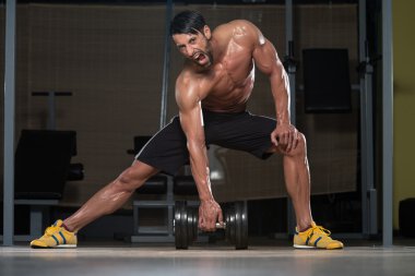Fit atlet ağır halter kaldırma