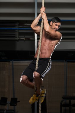 Genç adam bir halat tırmanma