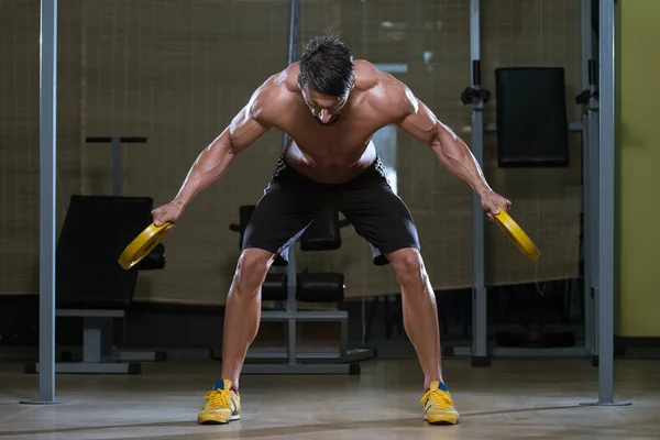 Junger Mann macht Rückenübungen im Fitnessstudio — Stockfoto