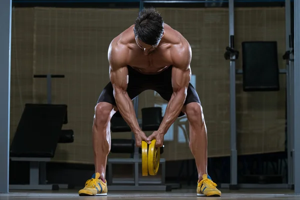 Junger Mann macht Rückenübungen im Fitnessstudio — Stockfoto
