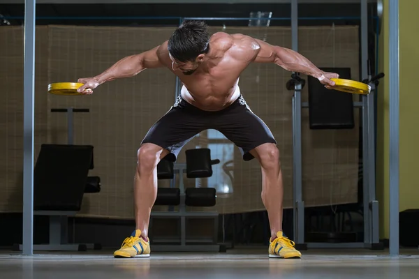 Athlète de remise en forme faisant l'exercice lourd de poids pour le dos — Photo