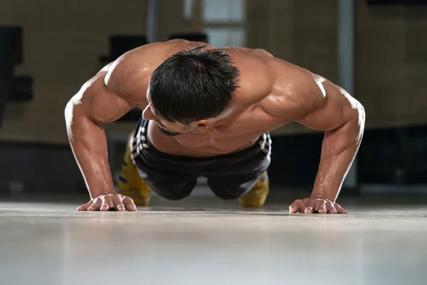 Mladý muž výkonu push up — Stock fotografie